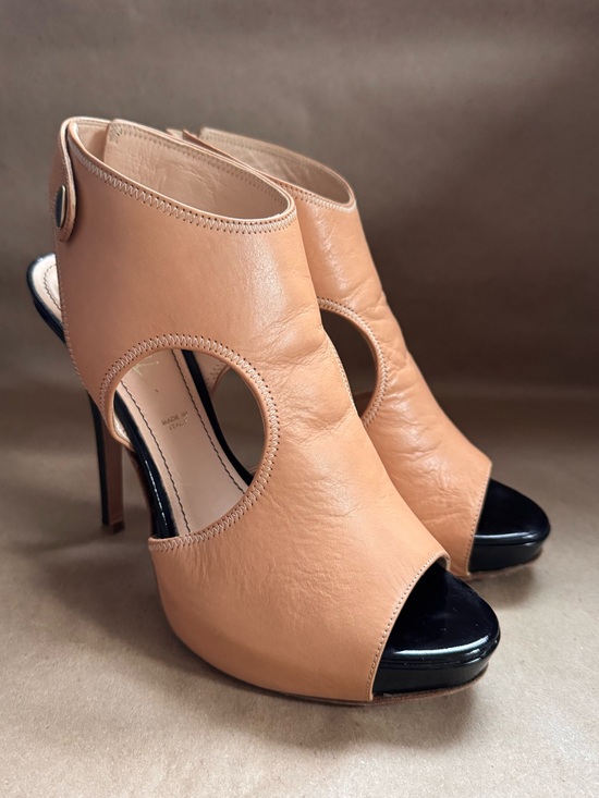 Jerome C Rousseau Shoes - Jerome C Rousseau Beige and Black Patent Leather Open Toe Platform 5” Heels. 40